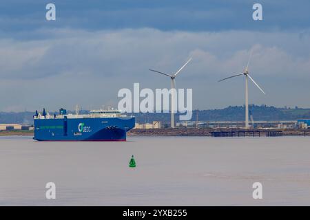 Der Fahrzeugträger Auto Advance wartet auf den Zugang zum Royal Portbury Lock Gate, um die Docks zu betreten Stockfoto