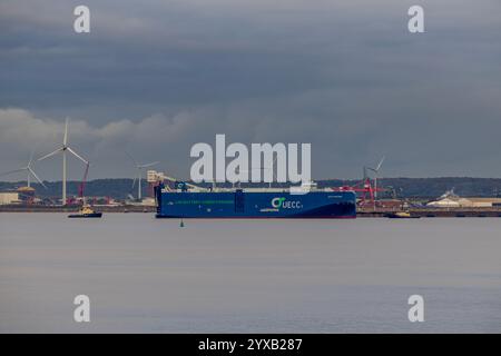 Autotransporter Auto Advance, der in die Royal Portbury Docks fährt, verriegelt das Tor Stockfoto