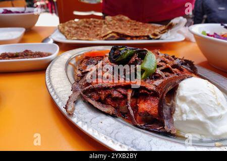 Berühmte traditionelle türkische Mahlzeit köstlicher Döner Kebab mit Joghurt und Tomatensauce Stockfoto