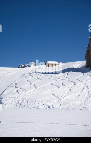 Kleiner einsamer Rückzugsort in den schneebedeckten Bergen der Dolomiten in Italien an einem sonnigen Tag mit blauem Himmel. Ideales Reiseziel für Winterliebhaber Stockfoto