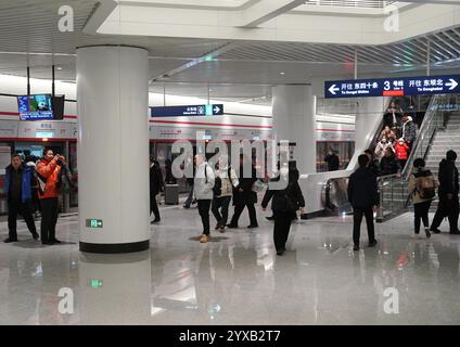 Peking, China. Dezember 2024. Passagiere werden am Bahnhof Chaoyang der Pekinger U-Bahn-Linie 3 in Peking, Hauptstadt Chinas, am 15. Dezember 2024 abgebildet. Drei neue U-Bahn-Linien wurden am Sonntag in Peking eröffnet, wodurch die Gesamtlänge der Stadt auf 879 Kilometer erhöht wurde, was den ersten Platz unter den chinesischen Metropolen belegt. Quelle: Zhang Chenlin/Xinhua/Alamy Live News Stockfoto