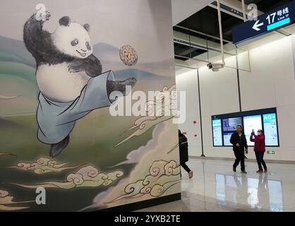 Peking, China. Dezember 2024. Dieses am 15. Dezember 2024 aufgenommene Foto zeigt einen Blick auf das Workers' Stadium der Pekinger U-Bahn in Peking, der Hauptstadt Chinas. Drei neue U-Bahn-Linien wurden am Sonntag in Peking eröffnet, wodurch die Gesamtlänge der Stadt auf 879 Kilometer erhöht wurde, was den ersten Platz unter den chinesischen Metropolen belegt. Quelle: Zhang Chenlin/Xinhua/Alamy Live News Stockfoto
