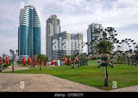 GROSNY, RUSSLAND - 14. JUNI 2023: Bewölkter Sommertag im Blumenpark in der Nähe des Wohnkomplexes Grosny City. Republik Tschetschenien Stockfoto