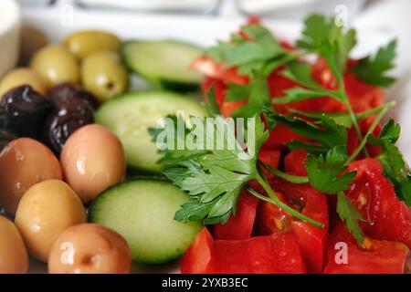 Türkisches traditionelles Frühstück Salat mit Gurke und Tomaten Foto Stockfoto