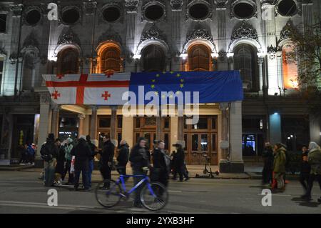 Tiflis, Georgien - 11. Dezember 2024 - georgische und europäische Flaggen hangen nebeneinander auf der Rustaveli Avenue während einer pro-europäischen Demonstration in der Nähe des georgischen Parlaments. (Foto: Markku Rainer Peltonen) Stockfoto