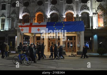 Tiflis, Georgien - 11. Dezember 2024 - georgische und europäische Flaggen hangen nebeneinander auf der Rustaveli Avenue während einer pro-europäischen Demonstration in der Nähe des georgischen Parlaments. (Foto: Markku Rainer Peltonen) Stockfoto