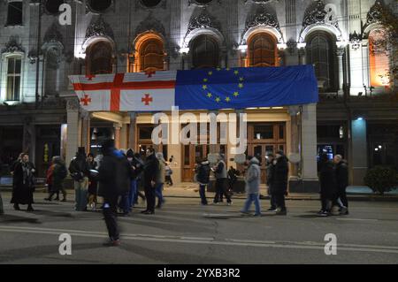 Tiflis, Georgien - 11. Dezember 2024 - georgische und europäische Flaggen hangen nebeneinander auf der Rustaveli Avenue während einer pro-europäischen Demonstration in der Nähe des georgischen Parlaments. (Foto: Markku Rainer Peltonen) Stockfoto