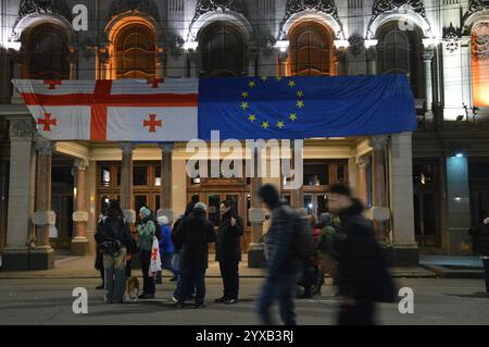 Tiflis, Georgien - 11. Dezember 2024 - georgische und europäische Flaggen hangen nebeneinander auf der Rustaveli Avenue während einer pro-europäischen Demonstration in der Nähe des georgischen Parlaments. (Foto: Markku Rainer Peltonen) Stockfoto