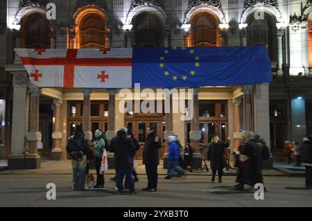 Tiflis, Georgien - 11. Dezember 2024 - georgische und europäische Flaggen hangen nebeneinander auf der Rustaveli Avenue während einer pro-europäischen Demonstration in der Nähe des georgischen Parlaments. (Foto: Markku Rainer Peltonen) Stockfoto