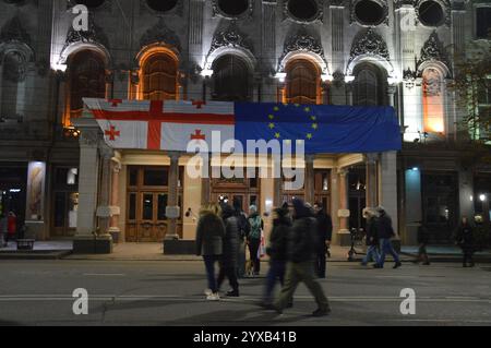 Tiflis, Georgien - 11. Dezember 2024 - georgische und europäische Flaggen hangen nebeneinander auf der Rustaveli Avenue während einer pro-europäischen Demonstration in der Nähe des georgischen Parlaments. (Foto: Markku Rainer Peltonen) Stockfoto