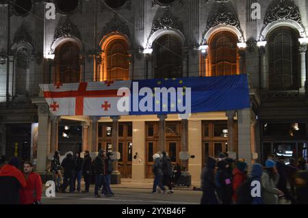 Tiflis, Georgien - 11. Dezember 2024 - georgische und europäische Flaggen hangen nebeneinander auf der Rustaveli Avenue während einer pro-europäischen Demonstration in der Nähe des georgischen Parlaments. (Foto: Markku Rainer Peltonen) Stockfoto