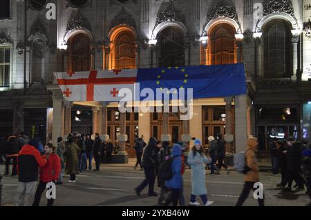 Tiflis, Georgien - 11. Dezember 2024 - georgische und europäische Flaggen hangen nebeneinander auf der Rustaveli Avenue während einer pro-europäischen Demonstration in der Nähe des georgischen Parlaments. (Foto: Markku Rainer Peltonen) Stockfoto