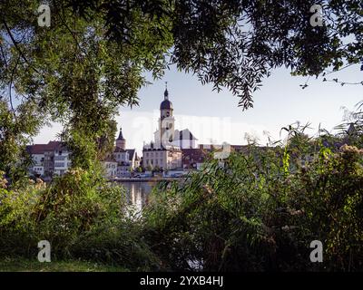 Blick auf die historische Stadt Kirche von Kitzingen, auf genommen von der gegenüber liegenden Main Seite Stockfoto