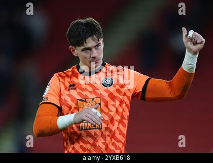 Sheffield, Großbritannien. Dezember 2024. Michael Cooper von Sheffield United applaudierte den Fans seines ehemaligen Vereins während des Sky Bet Championship Matches in der Bramall Lane, Sheffield. Der Bildnachweis sollte lauten: Simon Bellis/Sportimage Credit: Sportimage Ltd/Alamy Live News Stockfoto