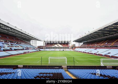 Birmingham, Großbritannien. Dezember 2024. Ein Blick auf den Boden während des Women's Super League-Spiels zwischen Aston Villa Women und West Ham United Women im Villa Park, Birmingham, England am 15. Dezember 2024. Foto von Stuart Leggett. Nur redaktionelle Verwendung, Lizenz für kommerzielle Nutzung erforderlich. Keine Verwendung bei Wetten, Spielen oder Publikationen eines einzelnen Clubs/einer Liga/eines Spielers. Quelle: UK Sports Pics Ltd/Alamy Live News Stockfoto