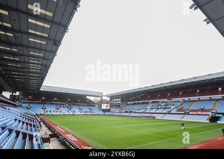 Birmingham, Großbritannien. Dezember 2024. Ein Blick auf den Boden während des Women's Super League-Spiels zwischen Aston Villa Women und West Ham United Women im Villa Park, Birmingham, England am 15. Dezember 2024. Foto von Stuart Leggett. Nur redaktionelle Verwendung, Lizenz für kommerzielle Nutzung erforderlich. Keine Verwendung bei Wetten, Spielen oder Publikationen eines einzelnen Clubs/einer Liga/eines Spielers. Quelle: UK Sports Pics Ltd/Alamy Live News Stockfoto