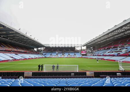 Birmingham, Großbritannien. Dezember 2024. Ein Blick auf den Boden während des Women's Super League-Spiels zwischen Aston Villa Women und West Ham United Women im Villa Park, Birmingham, England am 15. Dezember 2024. Foto von Stuart Leggett. Nur redaktionelle Verwendung, Lizenz für kommerzielle Nutzung erforderlich. Keine Verwendung bei Wetten, Spielen oder Publikationen eines einzelnen Clubs/einer Liga/eines Spielers. Quelle: UK Sports Pics Ltd/Alamy Live News Stockfoto