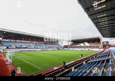 Birmingham, Großbritannien. Dezember 2024. Ein Blick auf den Boden während des Women's Super League-Spiels zwischen Aston Villa Women und West Ham United Women im Villa Park, Birmingham, England am 15. Dezember 2024. Foto von Stuart Leggett. Nur redaktionelle Verwendung, Lizenz für kommerzielle Nutzung erforderlich. Keine Verwendung bei Wetten, Spielen oder Publikationen eines einzelnen Clubs/einer Liga/eines Spielers. Quelle: UK Sports Pics Ltd/Alamy Live News Stockfoto