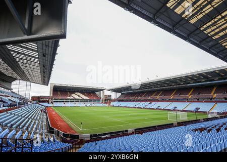 Birmingham, Großbritannien. Dezember 2024. Ein Blick auf den Boden während des Women's Super League-Spiels zwischen Aston Villa Women und West Ham United Women im Villa Park, Birmingham, England am 15. Dezember 2024. Foto von Stuart Leggett. Nur redaktionelle Verwendung, Lizenz für kommerzielle Nutzung erforderlich. Keine Verwendung bei Wetten, Spielen oder Publikationen eines einzelnen Clubs/einer Liga/eines Spielers. Quelle: UK Sports Pics Ltd/Alamy Live News Stockfoto