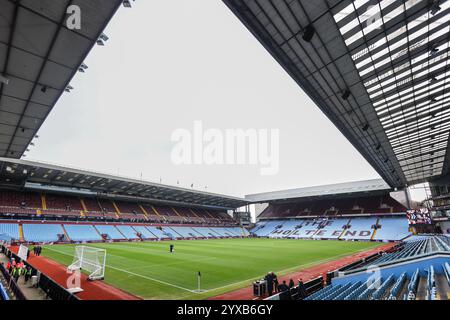 Birmingham, Großbritannien. Dezember 2024. Ein Blick auf den Boden während des Women's Super League-Spiels zwischen Aston Villa Women und West Ham United Women im Villa Park, Birmingham, England am 15. Dezember 2024. Foto von Stuart Leggett. Nur redaktionelle Verwendung, Lizenz für kommerzielle Nutzung erforderlich. Keine Verwendung bei Wetten, Spielen oder Publikationen eines einzelnen Clubs/einer Liga/eines Spielers. Quelle: UK Sports Pics Ltd/Alamy Live News Stockfoto