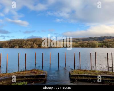 Filtrationsnadeln am Überlauf für das Rivington Reservoir mit Blick auf Rivington Pike. In der Nähe von Chorley in Lancashire Stockfoto