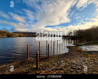 Filtrationsnadeln am Überlauf für das Rivington Reservoir mit Blick auf Rivington Pike. In der Nähe von Chorley in Lancashire Stockfoto