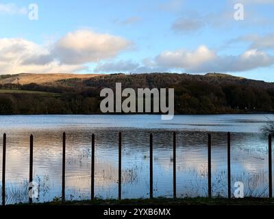 Filtrationsnadeln am Überlauf für das Rivington Reservoir mit Blick auf Rivington Pike. In der Nähe von Chorley in Lancashire Stockfoto