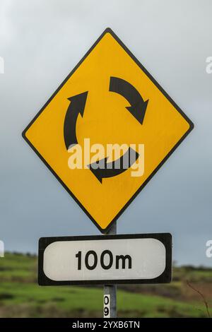 Kreisverkehr vor dem Straßenschild in Irland. Stockfoto