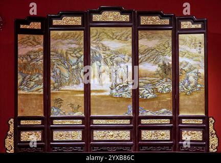 (241215) -- PEKING, 15. Dezember 2024 (Xinhua) -- Eine Leinwand mit Goldlack-Inlay-Kunst wird am 10. Dezember 2024 im Beijing Gold Lack Inlay Art Museum in Peking, Hauptstadt Chinas, ausgestellt. Gold Lack Inlay Art, eine Hauptkategorie traditioneller chinesischer Lackkunst, hat eine mehr als 7.000-jährige Geschichte. Die Pekinger Goldlackintarsien, die sich auf der Grundlage der kaiserlichen Kunst der Ming- (1368-1644) und Qing-Dynastien (1644-1911) entwickeln, bilden einen klassisch eleganten und prächtigen Pekinger Stil. Die Kunst wurde auf eine breite Palette von Aspekten des Lebens angewendet, von Säulen in alten Gebäuden Stockfoto