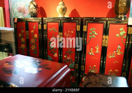 (241215) -- PEKING, 15. Dezember 2024 (Xinhua) -- Möbel aus Goldlack Inlay Art werden im Pekinger Gold Lack Inlay Art Museum in Peking, Hauptstadt Chinas, am 10. Dezember 2024 ausgestellt. Gold Lack Inlay Art, eine Hauptkategorie traditioneller chinesischer Lackkunst, hat eine mehr als 7.000-jährige Geschichte. Die Pekinger Goldlackintarsien, die sich auf der Grundlage der kaiserlichen Kunst der Ming- (1368-1644) und Qing-Dynastien (1644-1911) entwickeln, bilden einen klassisch eleganten und prächtigen Pekinger Stil. Die Kunst wurde auf eine breite Palette von Aspekten des Lebens angewendet, von Säulen im antiken bui Stockfoto