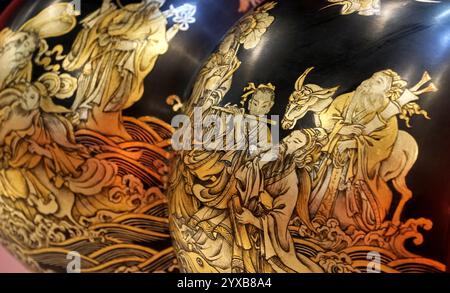 (241215) -- PEKING, 15. Dezember 2024 (Xinhua) -- das Detail eines Kunstwerks mit Goldlack-Inlay ist im Pekinger Gold Lack Inlay Art Museum in Peking, Hauptstadt Chinas, am 10. Dezember 2024 zu sehen. Gold Lack Inlay Art, eine Hauptkategorie traditioneller chinesischer Lackkunst, hat eine mehr als 7.000-jährige Geschichte. Die Pekinger Goldlackintarsien, die sich auf der Grundlage der kaiserlichen Kunst der Ming- (1368-1644) und Qing-Dynastien (1644-1911) entwickeln, bilden einen klassisch eleganten und prächtigen Pekinger Stil. Die Kunst wurde auf eine breite Palette von Aspekten des Lebens angewendet, von Säulen in Ancien Stockfoto