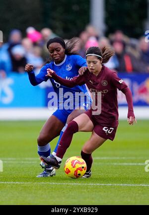 Evertons Toni Payne (links) und Yui Hasegawa aus Manchester City kämpfen um den Ball während des Spiels der Barclays Women's Super League im Walton Hall Park, Liverpool. Bilddatum: Sonntag, 15. Dezember 2024. Stockfoto