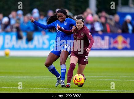 Evertons Toni Payne (links) und Yui Hasegawa aus Manchester City kämpfen um den Ball während des Spiels der Barclays Women's Super League im Walton Hall Park, Liverpool. Bilddatum: Sonntag, 15. Dezember 2024. Stockfoto