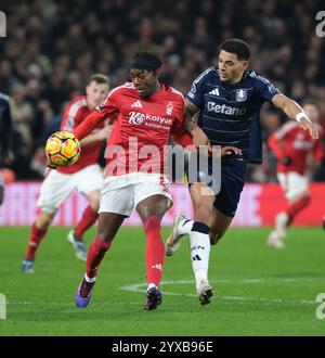 Nottingham, Großbritannien. Dezember 2024. NOTTINGHAM, ENGLAND, 14. DEZEMBER: Anthony Elanga aus Nottingham Forest unter Druck von Diego Carlos aus Aston Villa während des Premier League-Spiels zwischen Nottingham Forest und Aston Villa Town am 30. November 2024 in Nottingham, England. (Paul Bonser/SPP) Credit: SPP Sport Press Photo. /Alamy Live News Stockfoto