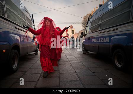 Turin, Italien. Dezember 2024. Eine Prozession roter Rebellen zieht durch das Stadtzentrum, um gegen die Unterdrückung der Demonstrationen zu protestieren. Kredit: M.. Bariona/Alamy Live News Stockfoto