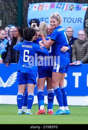 Evertons Lucy Hope (zweite rechts) feiert mit ihren Teamkollegen, nachdem sie ihr erstes Tor während des Spiels der Barclays Women's Super League im Walton Hall Park, Liverpool, erzielte. Bilddatum: Sonntag, 15. Dezember 2024. Stockfoto