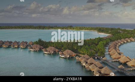 Atemberaubender Blick aus der Luft auf das tropische Luxusresort mit atemberaubenden Bungalows über dem Wasser, die am Ufer der kristallklaren Lagune gelegen sind. Besuchen Sie Bora Bora, abgelegene wilde Natur, exotische Sommerreise Stockfoto