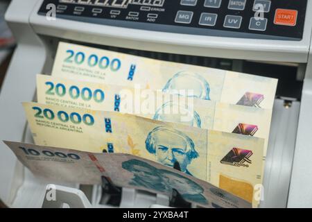 Argentinien neue Banknoten. Geldzählmaschine. 20.000 argentinische Pesos-Banknoten. Finanzkonzept. Nahaufnahme Stockfoto