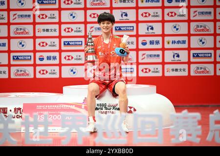 Hangzhou, China. Dezember 2024. Siegerin Wang Zhiyi aus China posiert während der Preisverleihung für die Damen-Singles bei den BWF World Tour Finals 2024 in Hangzhou, China, 15. Dezember 2024. Quelle: Hou Zhaokang/Xinhua/Alamy Live News Stockfoto