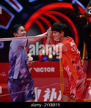 Hangzhou, China. Dezember 2024. Wang Zhiyi (R) und Han Yue aus China begrüßen sich nach ihrem letzten Spiel der Frauen im Einzelspiel bei den BWF World Tour Finals 2024 in Hangzhou, China, am 15. Dezember 2024. Quelle: Hou Zhaokang/Xinhua/Alamy Live News Stockfoto