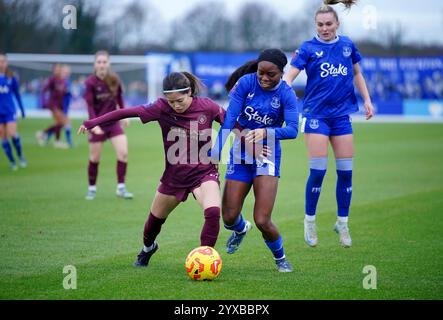 Yui Hasegawa (links) von Manchester City und Toni Payne von Everton kämpfen um den Ball während des Spiels der Barclays Women's Super League im Walton Hall Park, Liverpool. Bilddatum: Sonntag, 15. Dezember 2024. Stockfoto