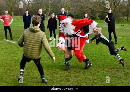 London, Großbritannien. Dezember 2024. Weihnachtsmann ist fit und bereit für Weihnachten im Regents Park Royals Rugby Club, The Regent's Park, London Credit: John Eveson/Alamy Live News Credit: John Eveson/Alamy Live News Credit: John Eveson/Alamy Live News Stockfoto