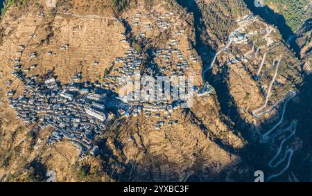(241215) -- LHASA, 15. Dezember 2024 (Xinhua) -- ein Luftdrohnenfoto vom 13. Dezember 2024 zeigt einen Blick auf die Gemeinde Zhentang, Dinggye County in Xigaze, südwestchinesische Autonome Region Xizang. Zhentang ist ein abgelegenes Township an der Grenze zu Nepal im Dinggye County in der Stadt Xigaze. Die von Wäldern am Fuße von Qomolangma tief im Himalaya belagerte Township hat eine durchschnittliche Höhe von über 2.000 Metern und ist die Heimat von mehr als 2.600 Sherpa-Menschen. Zhentang, was „Weg für den Transport“ bedeutet, verdiente seinen Namen, als Sherpa-Leute große Mengen an täglichen Notwendigkeiten über den Steilhang transportierten Stockfoto