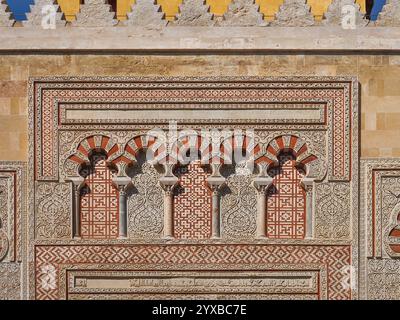 Architekturformen und Mosaikdekor, maurische Architektur. Nahaufnahme der renovierten Mauer der Großen Moschee-Kathedrale von Córdoba, Spanien. Wunderschöne Fassade. Stockfoto