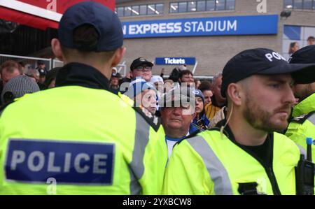 Brighton und Hove, Großbritannien. Dezember 2024. Brighton-Fans treffen sich vor dem Stadion vor dem Premier League-Spiel im AMEX Stadium, Brighton und Hove. Der Bildnachweis sollte lauten: Paul Terry/Sportimage Credit: Sportimage Ltd/Alamy Live News Stockfoto