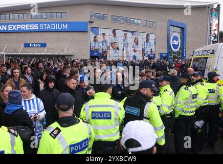 Brighton und Hove, Großbritannien. Dezember 2024. Brighton-Fans treffen sich vor dem Stadion vor dem Premier League-Spiel im AMEX Stadium, Brighton und Hove. Der Bildnachweis sollte lauten: Paul Terry/Sportimage Credit: Sportimage Ltd/Alamy Live News Stockfoto