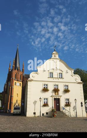 Historischer Kirchturm neben einem barocken Gebäude bei sonnigem Wetter mit blauem Himmel, Heilig-Geist-Kirche und Rathaus, Altstadtinsel Werder in der H Stockfoto