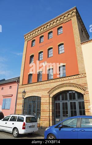 Historisches Backsteintorhaus mit Kopfsteinpflastervorplatz und klarem Himmel, Torre Daniela, Kirche des Heiligen Geistes, Altstadtinsel Werder in der Havel, Potsd Stockfoto