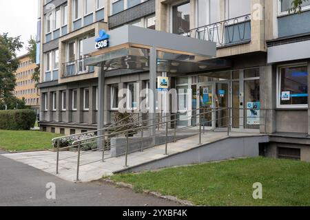 OSTRAVA, TSCHECHIEN – 25. SEPTEMBER 2023: CSOB-Bank in Ostrava, Tschechische Republik, die Finanzdienstleistungen für Kunden anbietet Stockfoto