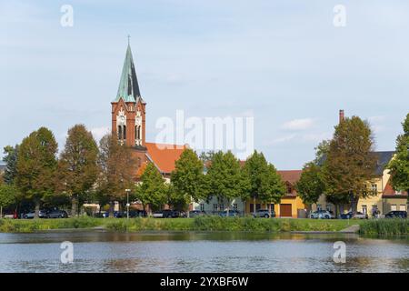 Ein Bild der Kirche am Ufer mit umliegenden Gebäuden und Bäumen, Maria Meeresstern Kirche, Altstadtinsel Werder in der Havel, Potsd Stockfoto